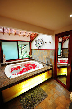 Deep Soaking Bathtub